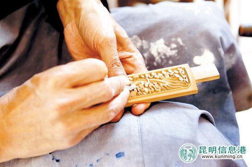杨春在竹片上展现自己精湛的雕刻技艺。