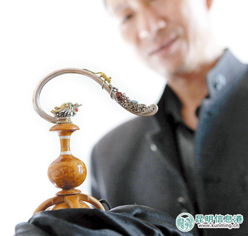 配以“老鼠偷葡萄”鎏金珐琅大银钩的鸟笼。