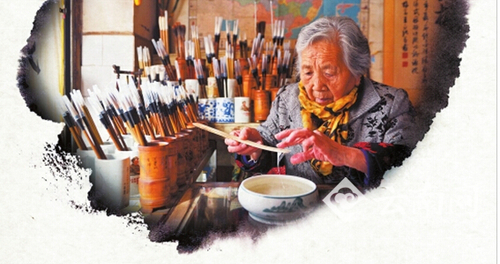 “水盆、干作、整笔、清笔、刻字5大工序，108道小工序一道都不能少。”做了近70年的毛笔，桂大妈依然耳聪目明。 苏颖摄