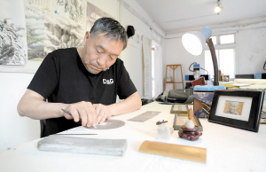 微雕对刻刀非常考究，冉隆泉找到做刻刀的材料后自己打磨。