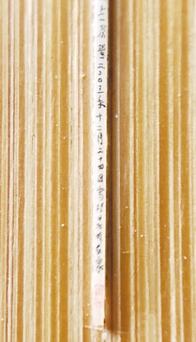头发丝上刻古诗（左右两边木条上是刻上字的头发丝，中间是一根普通的火柴）。