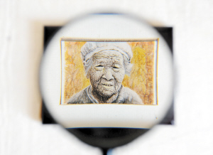 一幅有火柴盒大小的微雕画。本组图片记者周密摄
