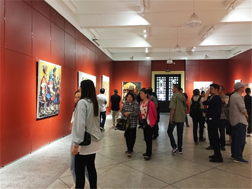 市民驻足观看展出的作品。
