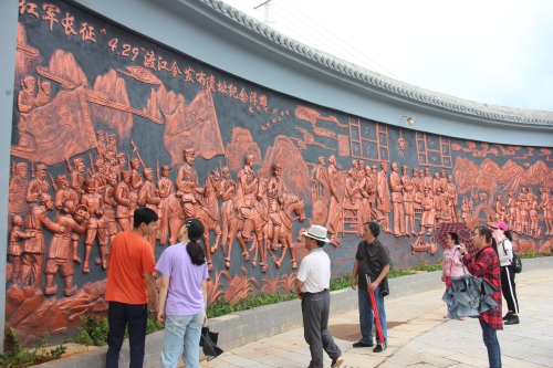 参观鲁口哨纪念浮雕