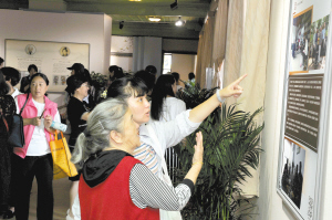 图为市民观看“家和万事兴”展览。记者黄晓松