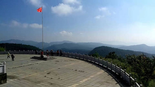 从棋盘宫远眺群山。