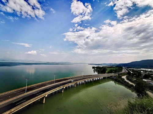 登高俯瞰 滇池美景  网友  冯建行