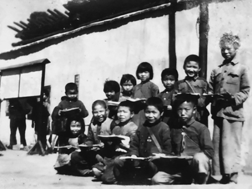 中华小学成绩优秀的学生获奖。