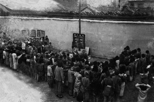 中华小学成立的“自动小学”,让贫困儿童获得免费教育。