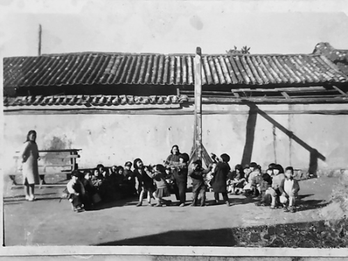 中华小学的学生在上课。