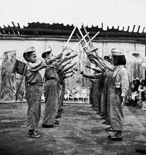 中华小学学生表演。当年,中华小学的社会进步文化活动很活跃。