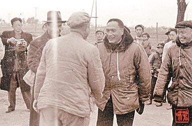 卢汉带领军政人员到东郊迎接二野四兵团进驻昆明