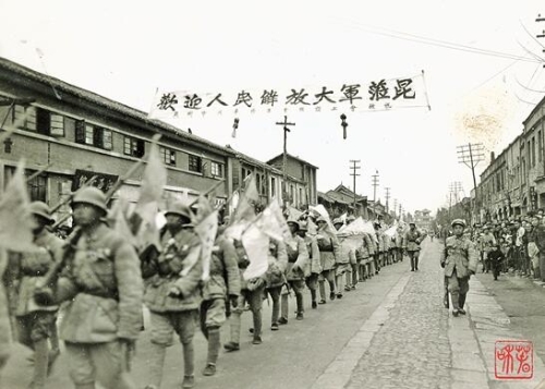 昆明拓东路拉起“欢迎人民解放大军莅昆”横幅