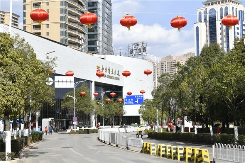 刘平忠《人员稀少的金方大夏门口》13888198966