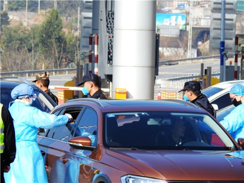 徐志明—13658888754《战斗在安宁西（温泉）收费站的医务人员、交警、森警3》—2020年2月2日—安宁西收费站
