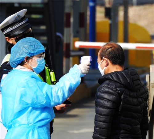 徐志明—13658888754《战斗在安宁西（温泉）收费站的医务人员、交警、森警4》—2020年2月2日—安宁西收费站