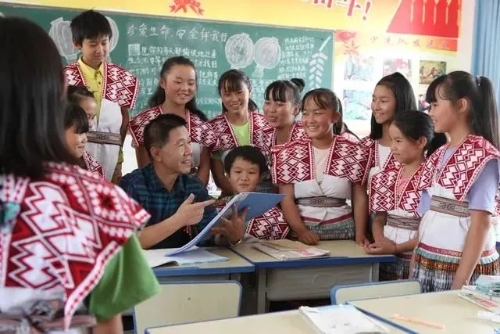 左伟为孩子们授课.webp